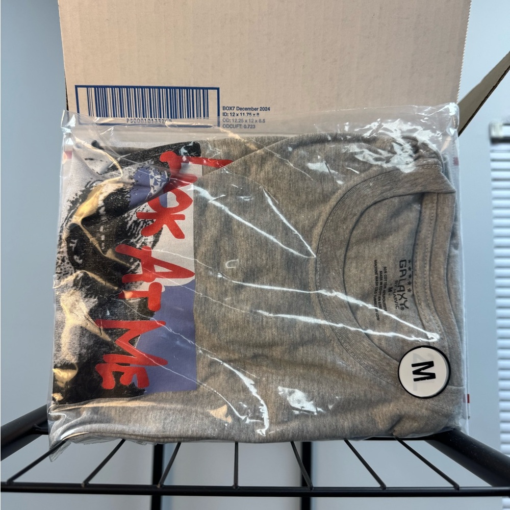 Gildan Look At Me Graphic Gray T-Shirt - Picture 3 of 6